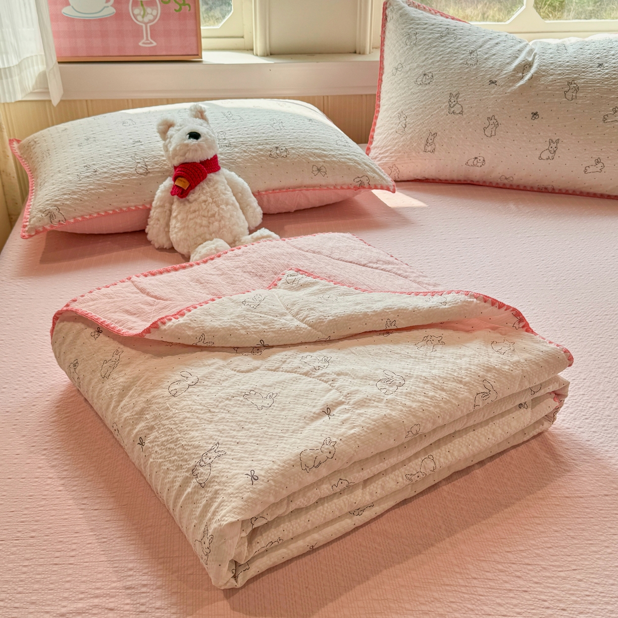 91家纺网 家纺一手货源 找家纺 慕澄家纺 2026新款泡芙棉贝壳边印花夏被四件套 夏被-粉边兔小乖