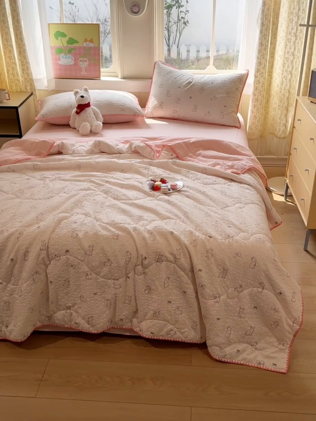 91家纺网 家纺一手货源 找家纺 慕澄家纺 2026新款泡芙棉贝壳边印花夏被四件套 夏被-粉边兔小乖