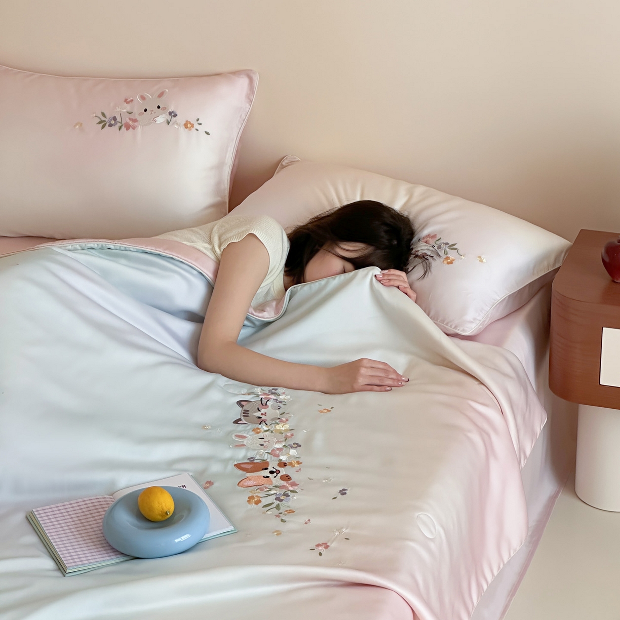 91家纺网 家纺一手货源 找家纺 爱缦 2026新款60s兰精天丝数码印花绣花夏被空调被夏凉被四件套 萌物花园-粉