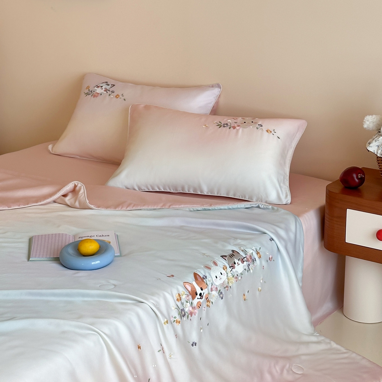 91家纺网 家纺一手货源 找家纺 爱缦 2026新款60s兰精天丝数码印花绣花夏被空调被夏凉被四件套 萌物花园-粉