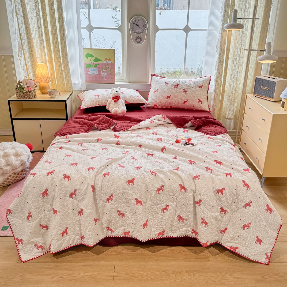 91家纺网 家纺一手货源 找家纺 慕澄家纺 2026新款泡芙棉贝壳边印花夏被四件套 夏被-红马星野