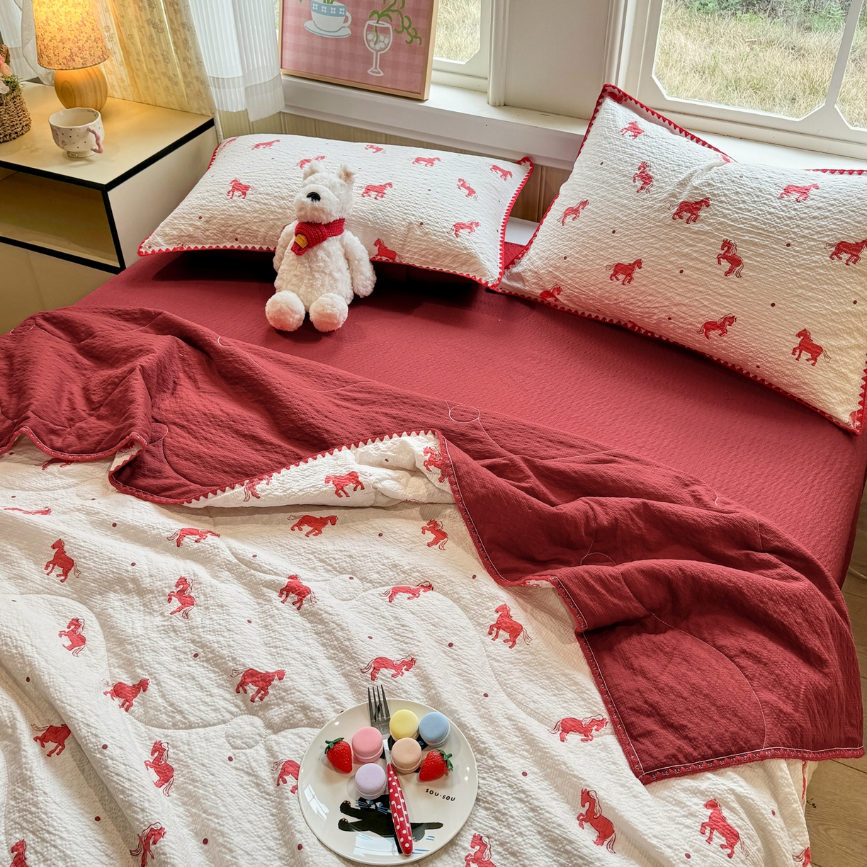 91家纺网 家纺一手货源 找家纺 慕澄家纺 2026新款泡芙棉贝壳边印花夏被四件套 夏被-红马星野