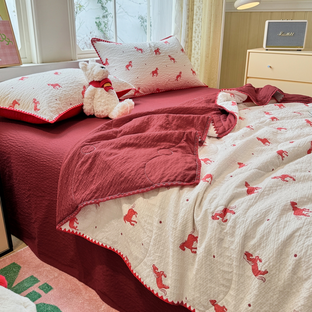 91家纺网 家纺一手货源 找家纺 慕澄家纺 2026新款泡芙棉贝壳边印花夏被四件套 夏被-红马星野