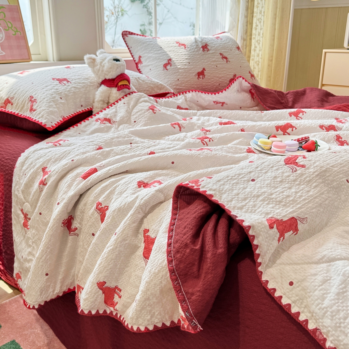 91家纺网 家纺一手货源 找家纺 慕澄家纺 2026新款泡芙棉贝壳边印花夏被四件套 夏被-红马星野