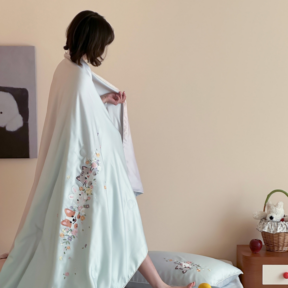 91家纺网 家纺一手货源 找家纺 爱缦 2026新款60s兰精天丝数码印花绣花夏被空调被夏凉被四件套 萌物花园-蓝