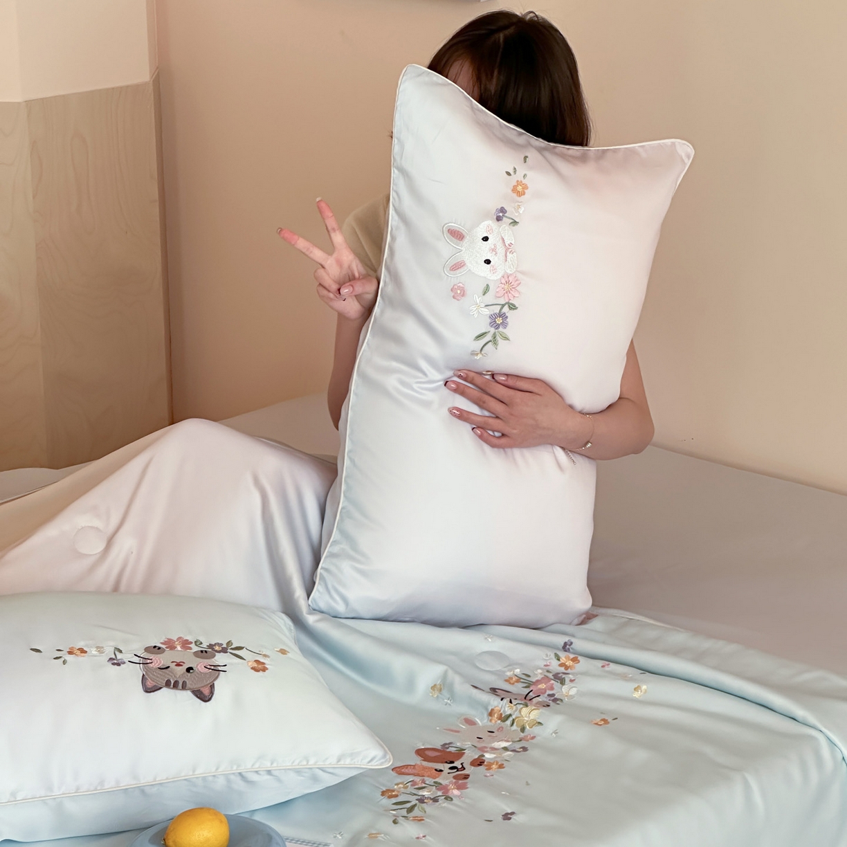 91家纺网 家纺一手货源 找家纺 爱缦 2026新款60s兰精天丝数码印花绣花夏被空调被夏凉被四件套 萌物花园-蓝