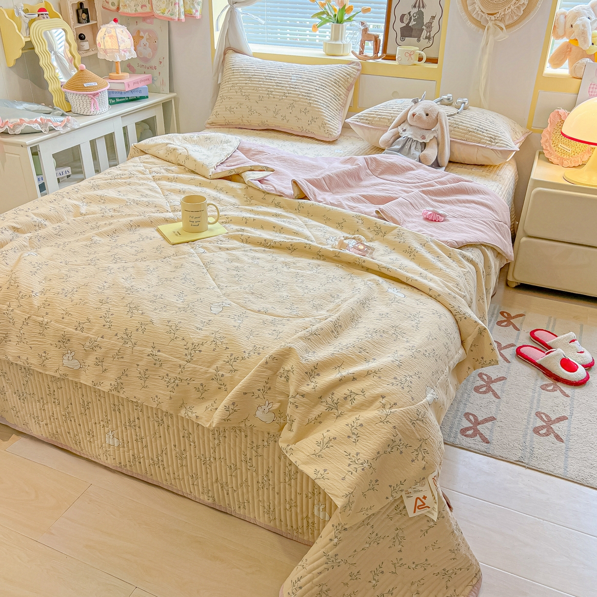 91家纺网 家纺一手货源 找家纺 乐逸家纺  2026新款A类云感双层纱夏被床盖四件套 小兔密语