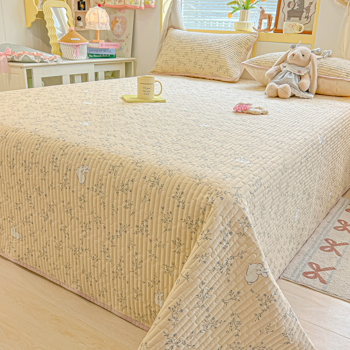 91家纺网 家纺一手货源 找家纺 乐逸家纺  2026新款A类云感双层纱夏被床盖四件套 小兔密语