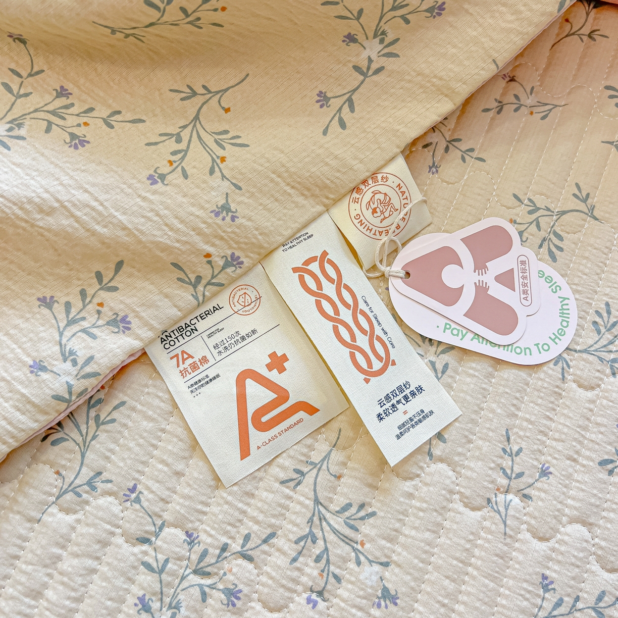 91家纺网 家纺一手货源 找家纺 乐逸家纺  2026新款A类云感双层纱夏被床盖四件套 小兔密语