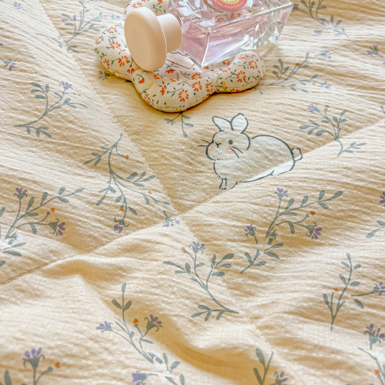 91家纺网 家纺一手货源 找家纺 乐逸家纺  2026新款A类云感双层纱夏被床盖四件套 小兔密语