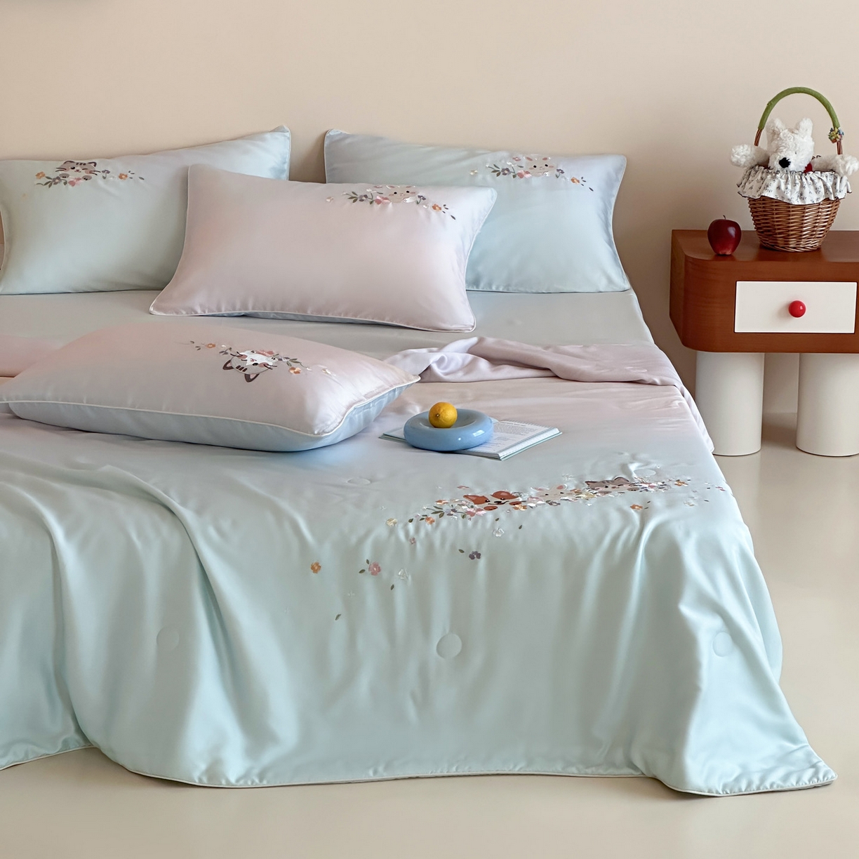 91家纺网 家纺一手货源 找家纺 爱缦 2026新款60s兰精天丝数码印花绣花夏被空调被夏凉被四件套 萌物花园-蓝