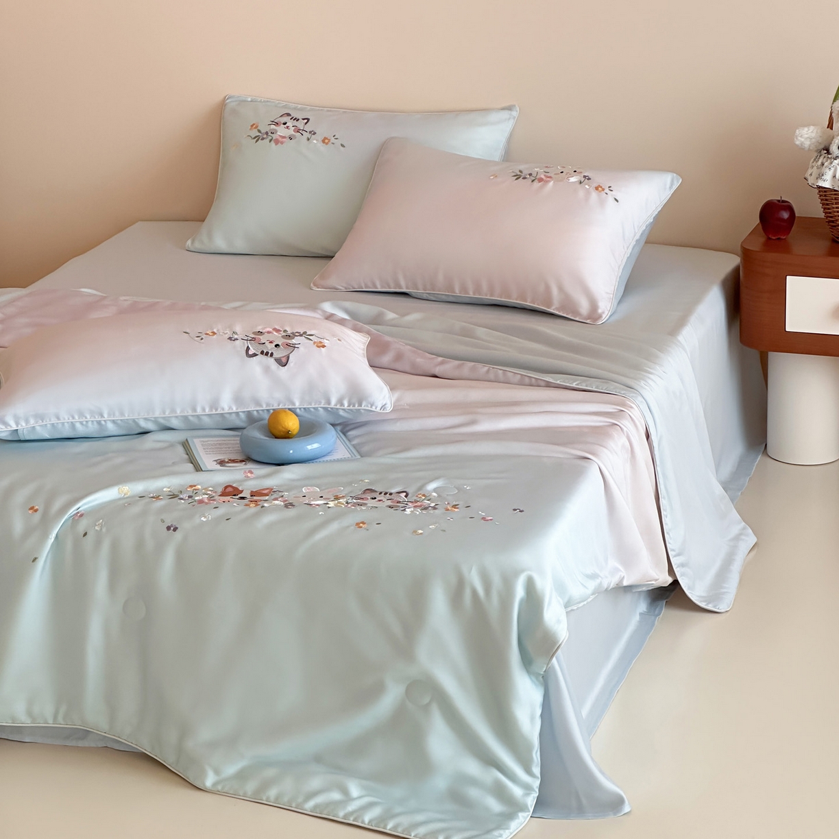 91家纺网 家纺一手货源 找家纺 爱缦 2026新款60s兰精天丝数码印花绣花夏被空调被夏凉被四件套 萌物花园-蓝