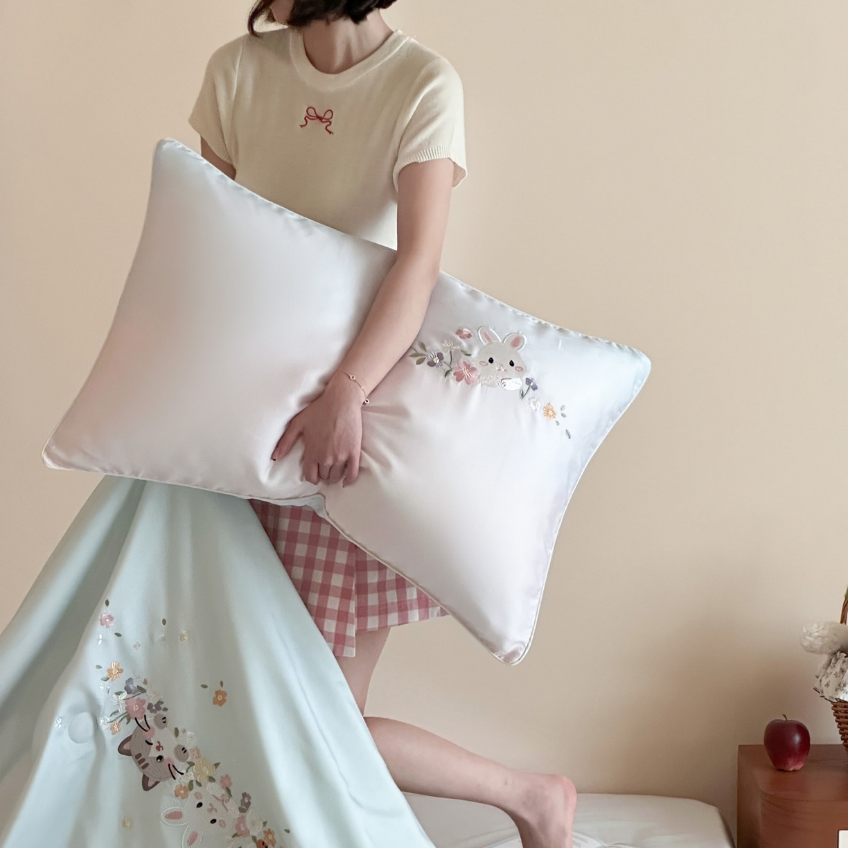 91家纺网 家纺一手货源 找家纺 爱缦 2026新款60s兰精天丝数码印花绣花夏被空调被夏凉被四件套 萌物花园-蓝