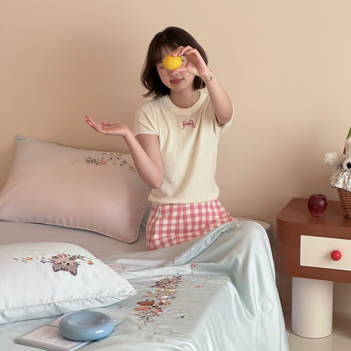 91家纺网 家纺一手货源 找家纺 爱缦 2026新款60s兰精天丝数码印花绣花夏被空调被夏凉被四件套 萌物花园-蓝