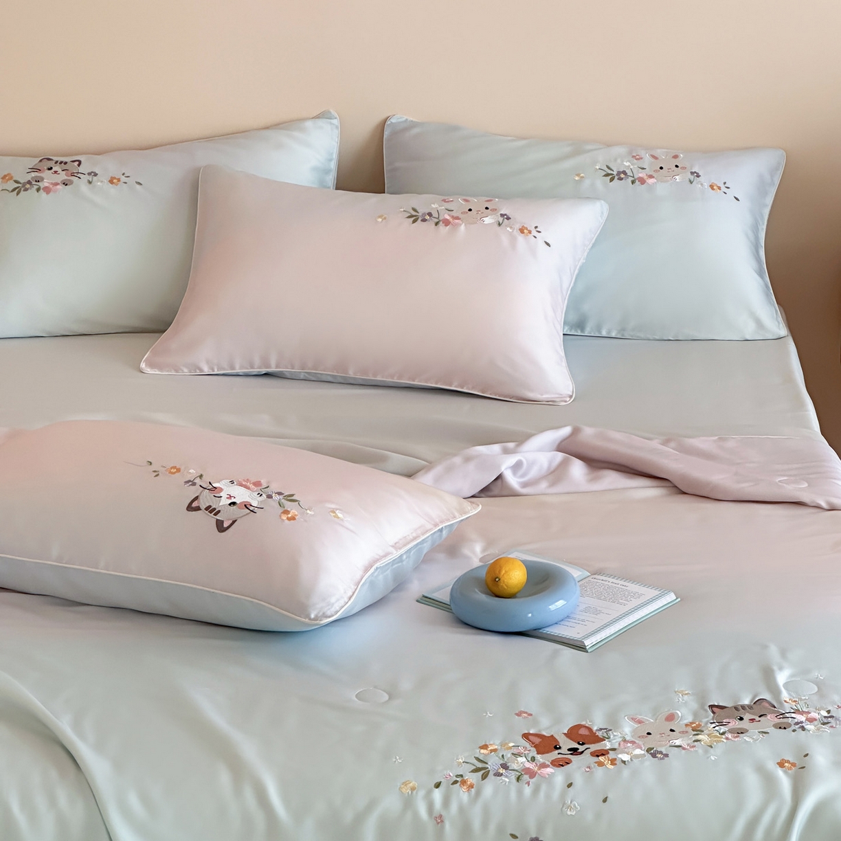 91家纺网 家纺一手货源 找家纺 爱缦 2026新款60s兰精天丝数码印花绣花夏被空调被夏凉被四件套 萌物花园-蓝