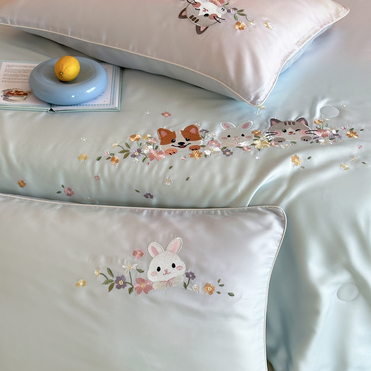 91家纺网 家纺一手货源 找家纺 爱缦 2026新款60s兰精天丝数码印花绣花夏被空调被夏凉被四件套 萌物花园-蓝