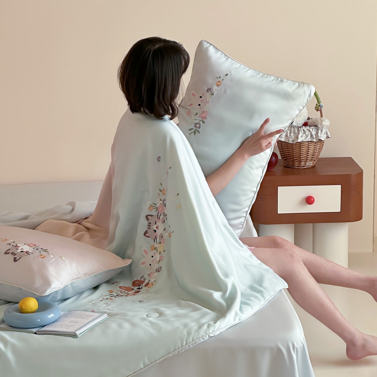 91家纺网 家纺一手货源 找家纺 爱缦 2026新款60s兰精天丝数码印花绣花夏被空调被夏凉被四件套 萌物花园-蓝