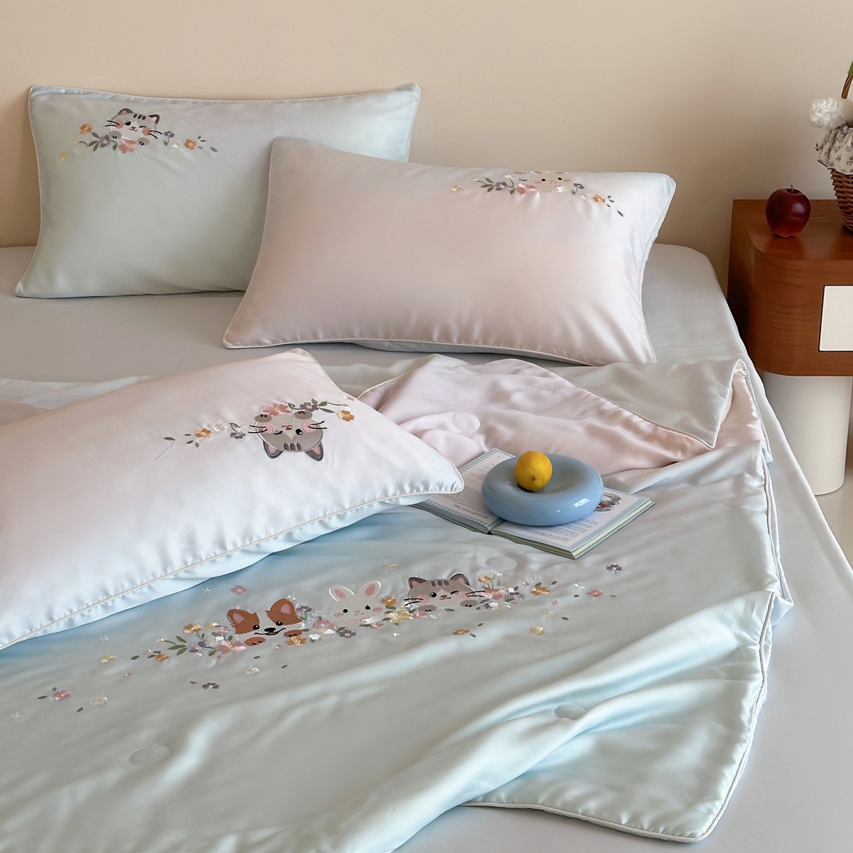 91家纺网 家纺一手货源 找家纺 爱缦 2026新款60s兰精天丝数码印花绣花夏被空调被夏凉被四件套 萌物花园-蓝