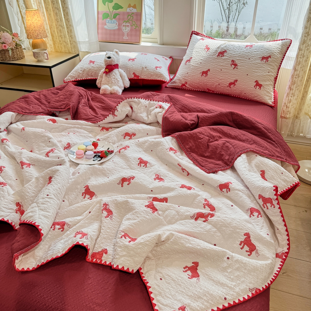 91家纺网 家纺一手货源 找家纺 慕澄家纺 2026新款泡芙棉贝壳边印花夏被四件套 夏被-红马星野