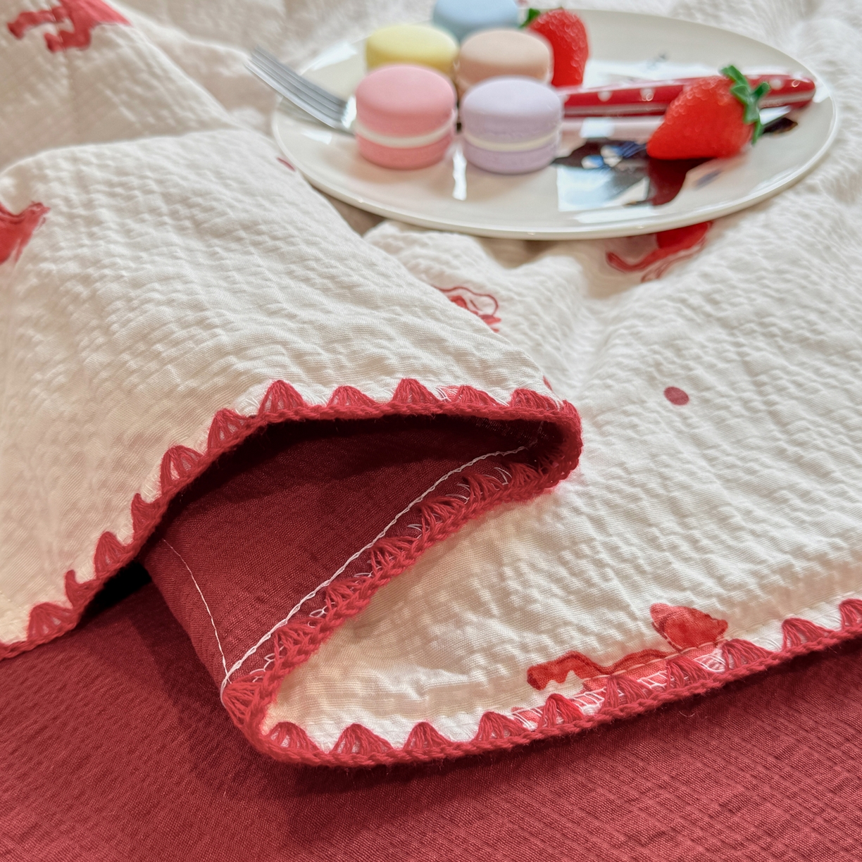 91家纺网 家纺一手货源 找家纺 慕澄家纺 2026新款泡芙棉贝壳边印花夏被四件套 夏被-红马星野