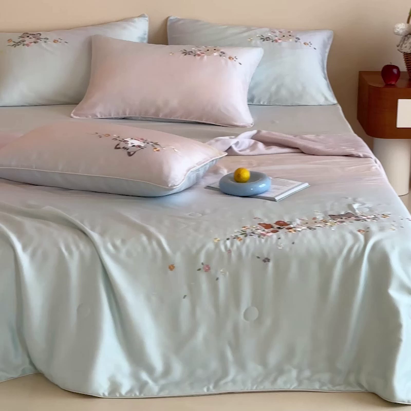 91家纺网 家纺一手货源 找家纺 爱缦 2026新款60s兰精天丝数码印花绣花夏被空调被夏凉被四件套 萌物花园-蓝