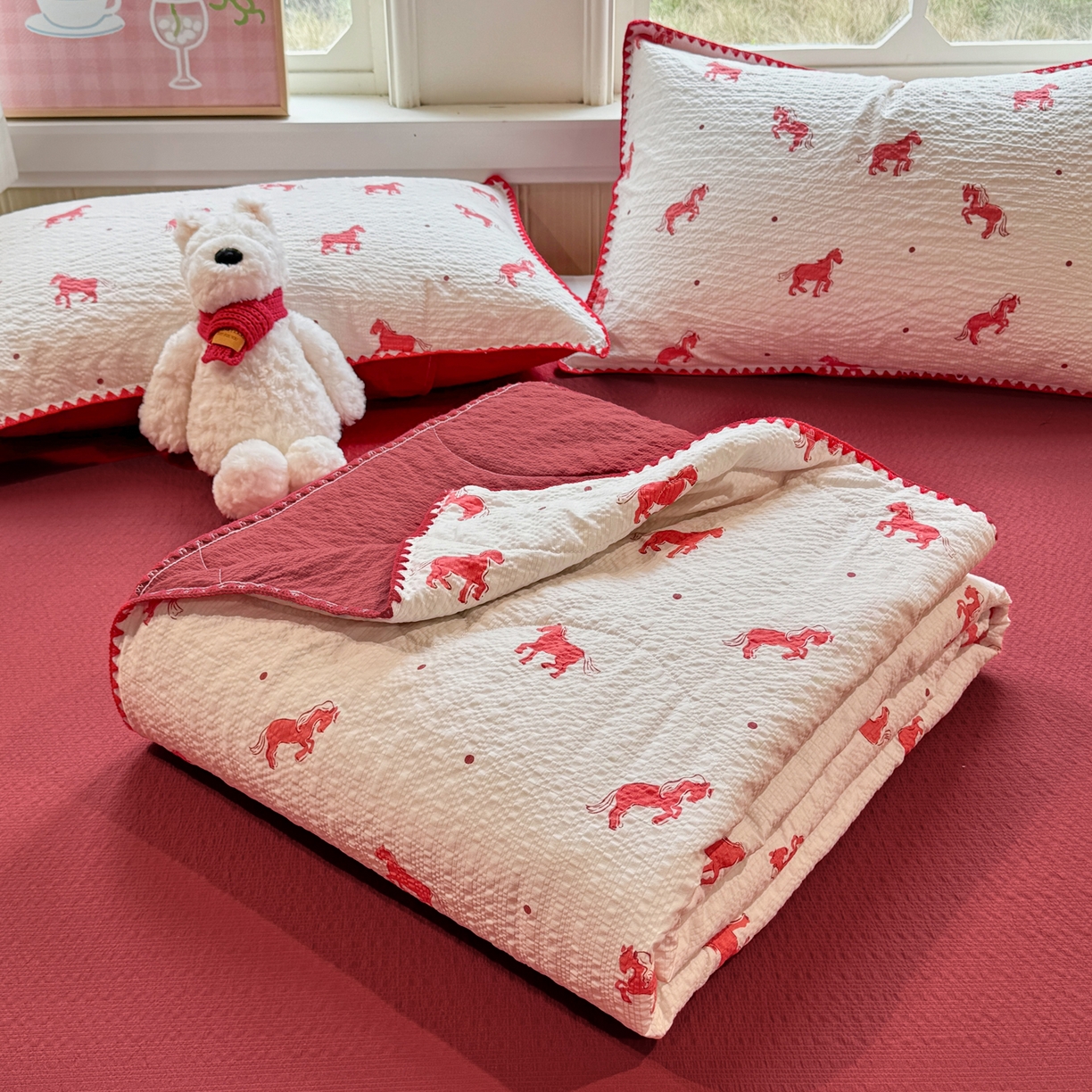 91家纺网 家纺一手货源 找家纺 慕澄家纺 2026新款泡芙棉贝壳边印花夏被四件套 夏被-红马星野