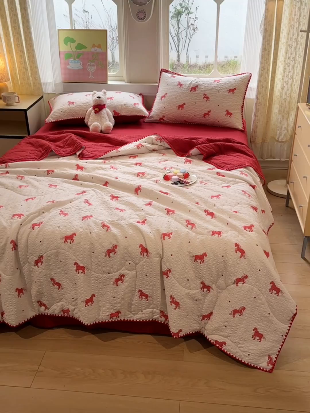 91家纺网 家纺一手货源 找家纺 慕澄家纺 2026新款泡芙棉贝壳边印花夏被四件套 夏被-红马星野