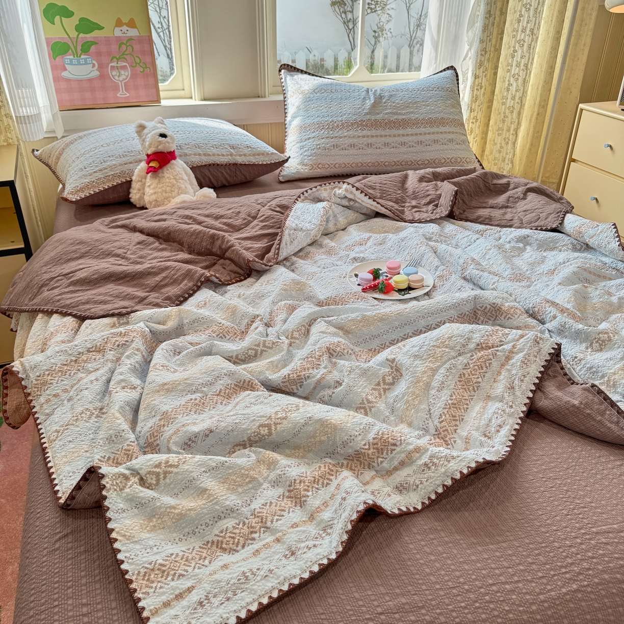 91家纺网 家纺一手货源 找家纺 慕澄家纺 2026新款泡芙棉贝壳边印花夏被四件套 夏被-焦糖海盐