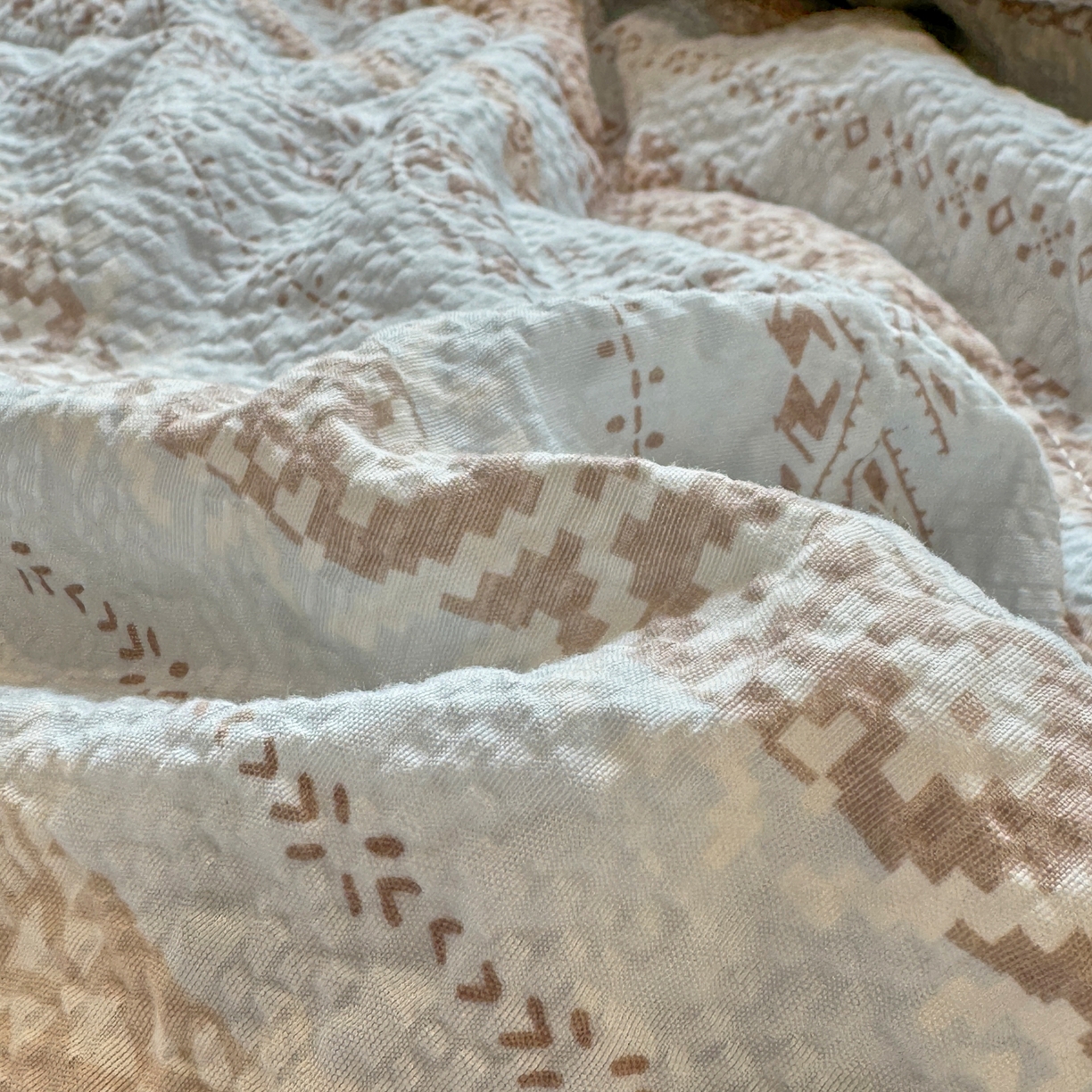 91家纺网 家纺一手货源 找家纺 慕澄家纺 2026新款泡芙棉贝壳边印花夏被四件套 夏被-焦糖海盐