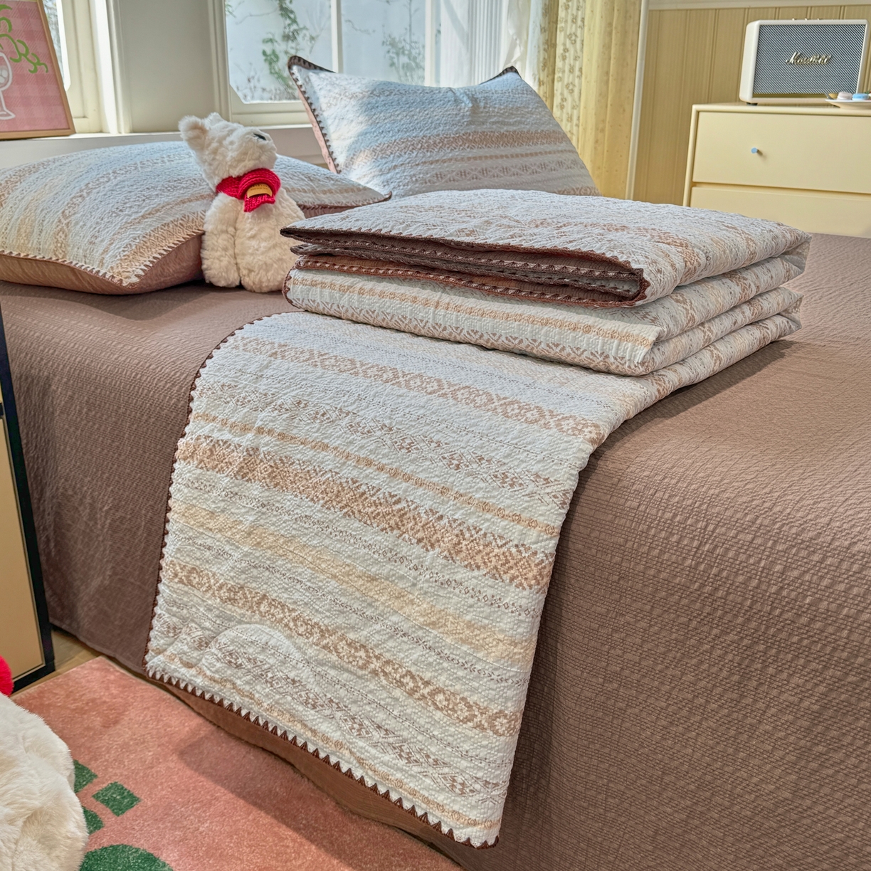 91家纺网 家纺一手货源 找家纺 慕澄家纺 2026新款泡芙棉贝壳边印花夏被四件套 夏被-焦糖海盐