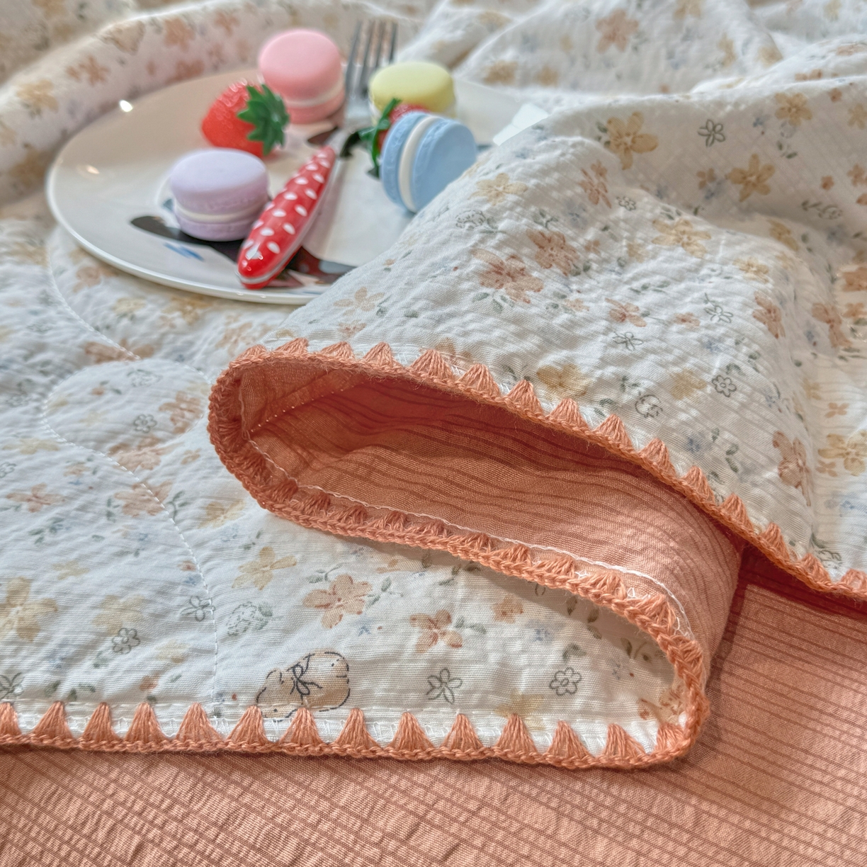 91家纺网 家纺一手货源 找家纺 慕澄家纺 2026新款泡芙棉贝壳边印花夏被四件套 夏被-奶橘小甜梦