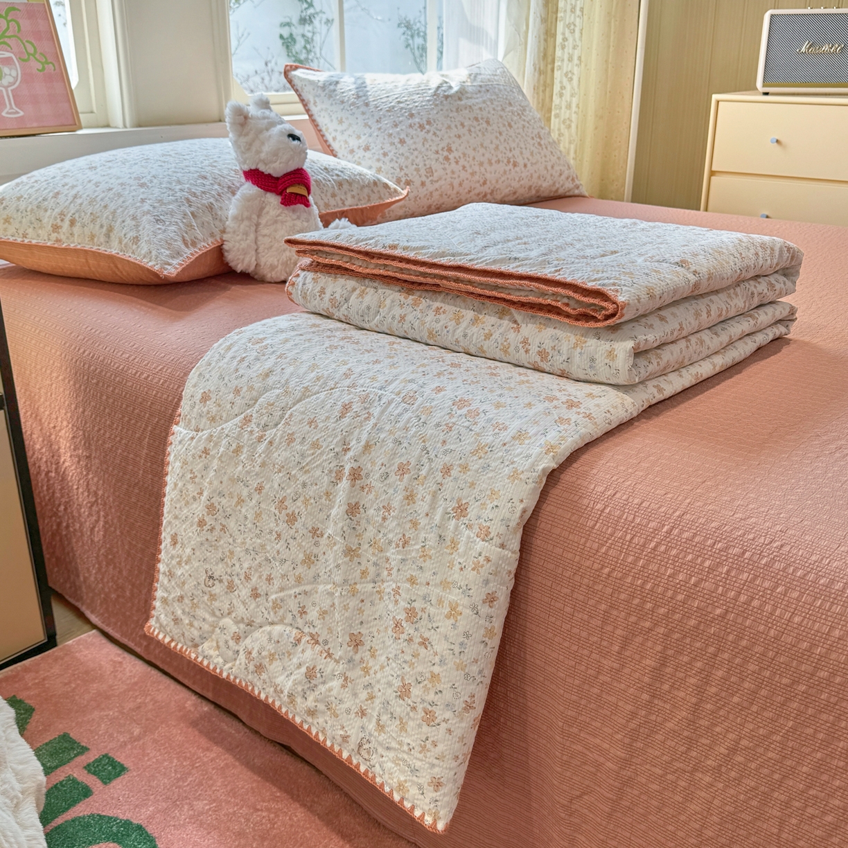 91家纺网 家纺一手货源 找家纺 慕澄家纺 2026新款泡芙棉贝壳边印花夏被四件套 夏被-奶橘小甜梦