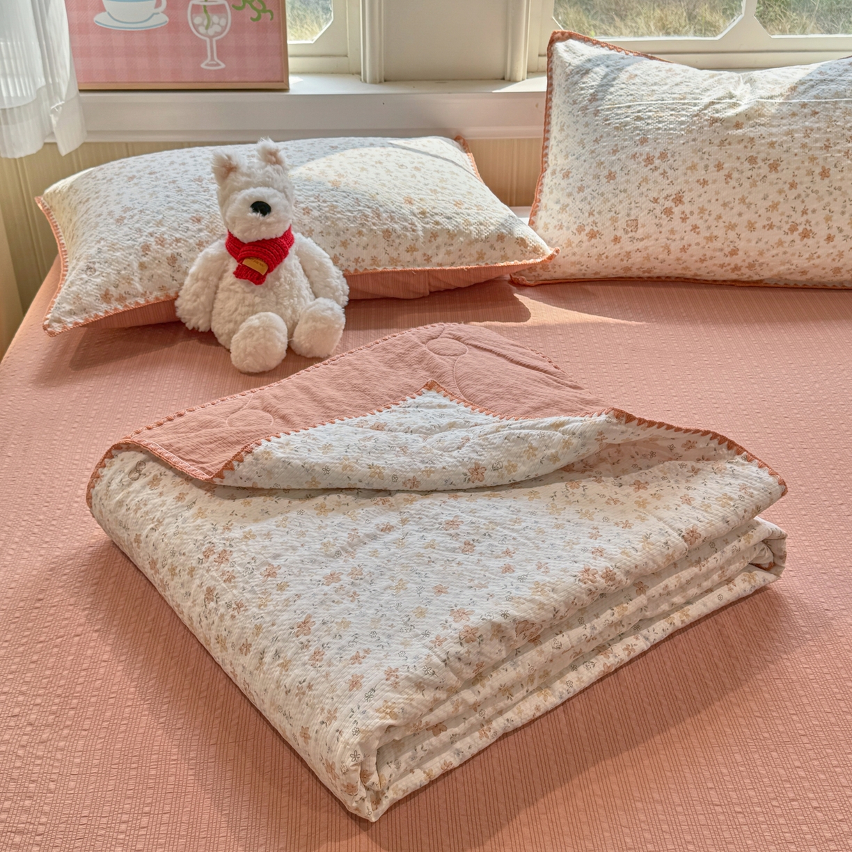 91家纺网 家纺一手货源 找家纺 慕澄家纺 2026新款泡芙棉贝壳边印花夏被四件套 夏被-奶橘小甜梦