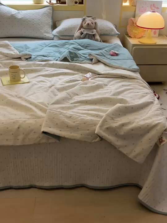 91家纺网 家纺一手货源 找家纺 乐逸家纺  2026新款A类云感双层纱夏被床盖四件套 波点-蓝