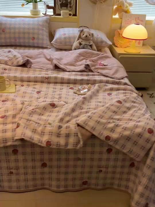 91家纺网 家纺一手货源 找家纺 乐逸家纺  2026新款A类云感双层纱夏被床盖四件套 格子草莓