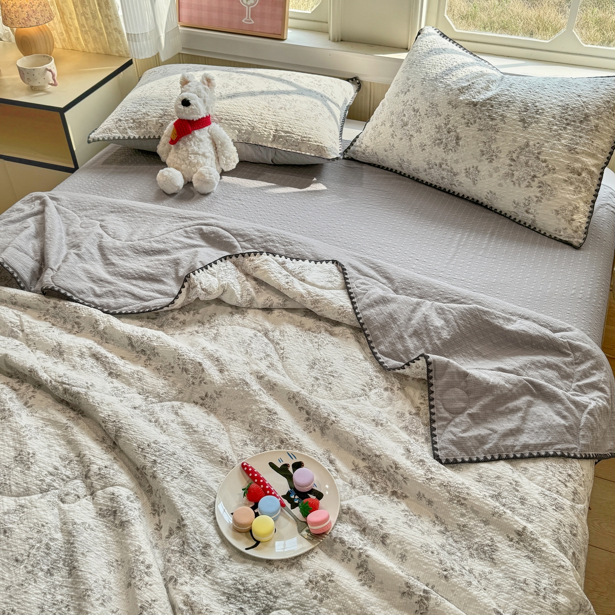 91家纺网 家纺一手货源 找家纺 慕澄家纺 2026新款泡芙棉贝壳边印花夏被四件套 夏被-奶雾玫瑰