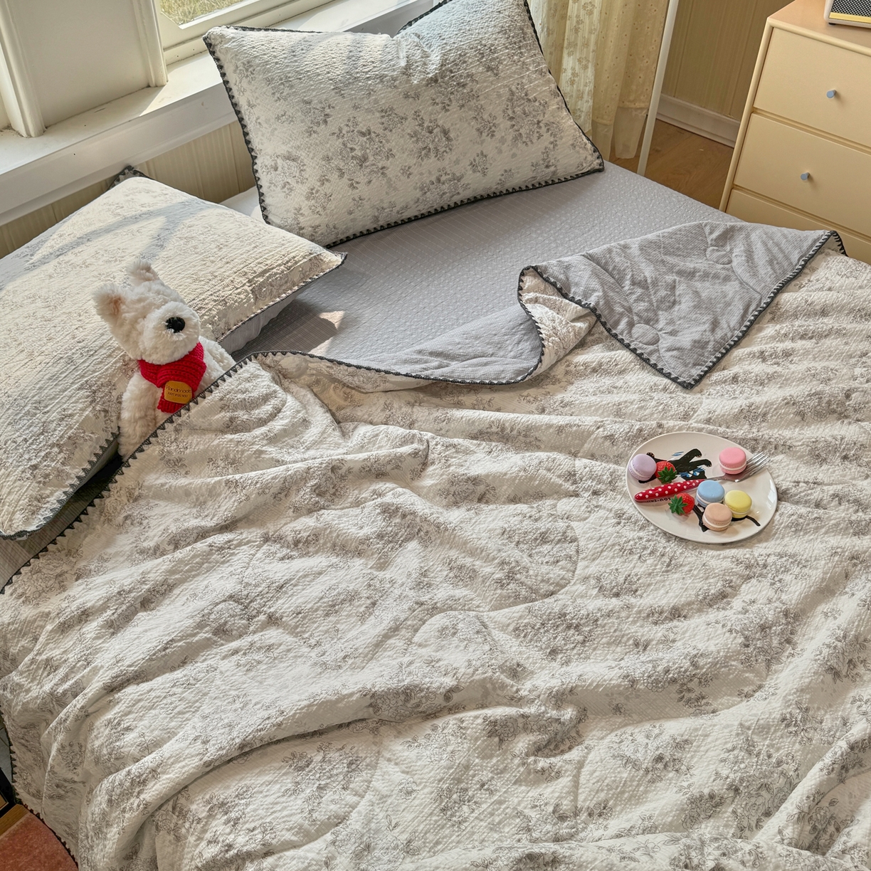 91家纺网 家纺一手货源 找家纺 慕澄家纺 2026新款泡芙棉贝壳边印花夏被四件套 夏被-奶雾玫瑰