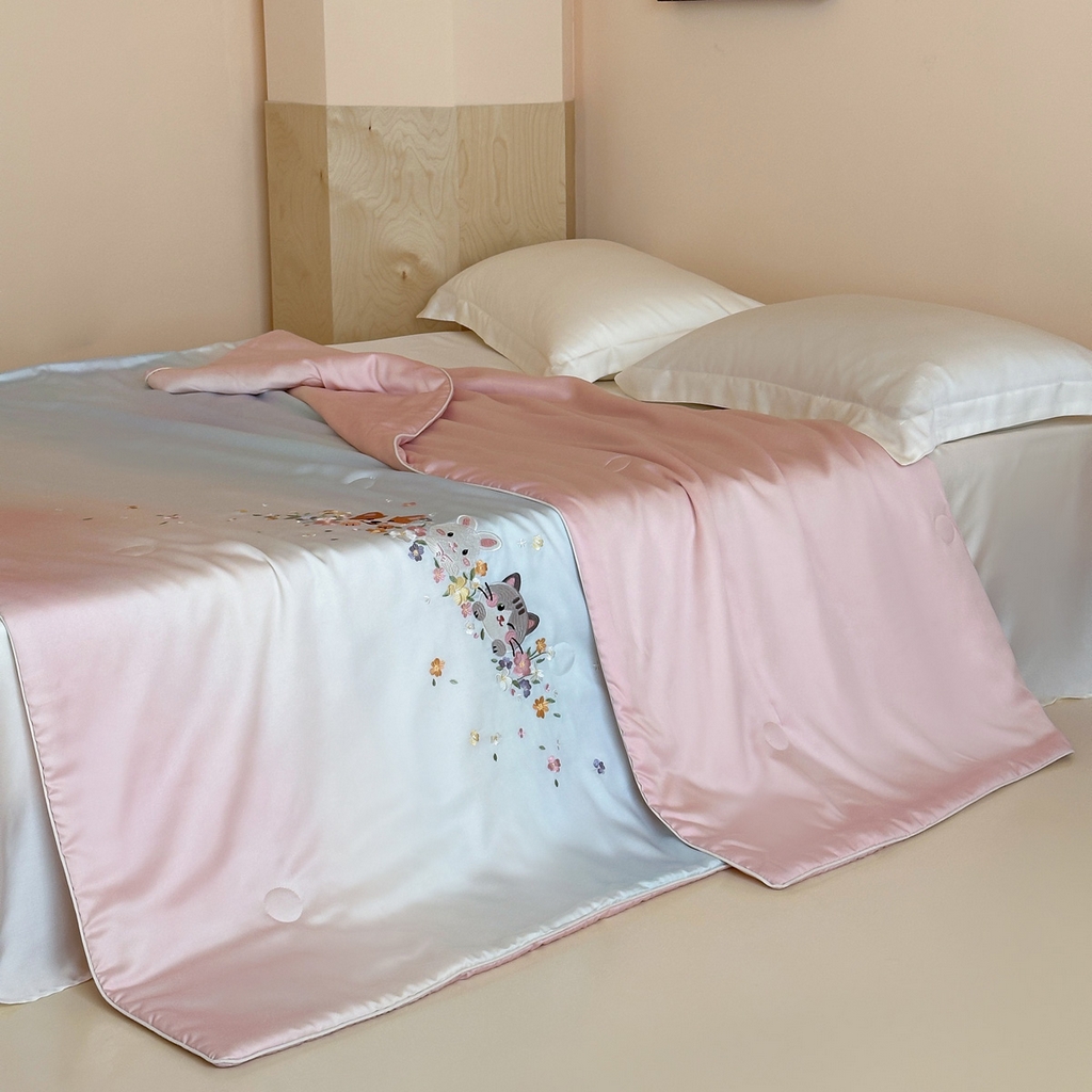 91家纺网 家纺一手货源 找家纺 （总）爱缦 2026新款60s兰精天丝数码印花绣花夏被空调被夏凉被