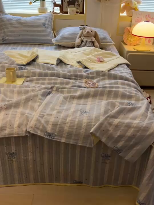 91家纺网 家纺一手货源 找家纺 乐逸家纺  2026新款A类云感双层纱夏被床盖四件套 夏日条纹