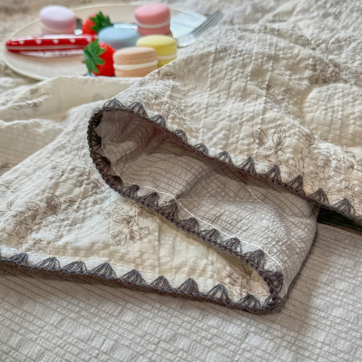 91家纺网 家纺一手货源 找家纺 慕澄家纺 2026新款泡芙棉贝壳边印花夏被四件套 夏被-奶雾玫瑰