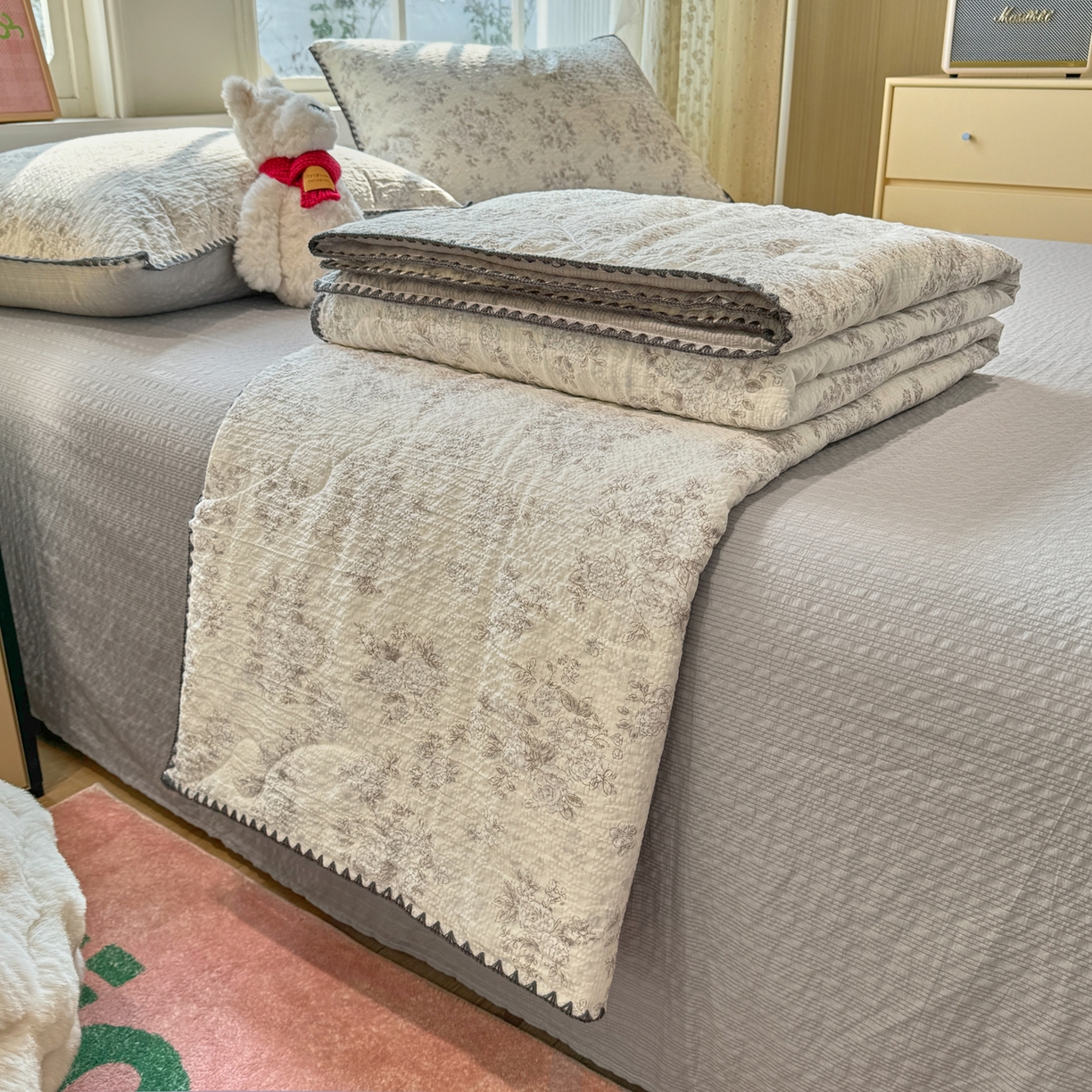 91家纺网 家纺一手货源 找家纺 慕澄家纺 2026新款泡芙棉贝壳边印花夏被四件套 夏被-奶雾玫瑰