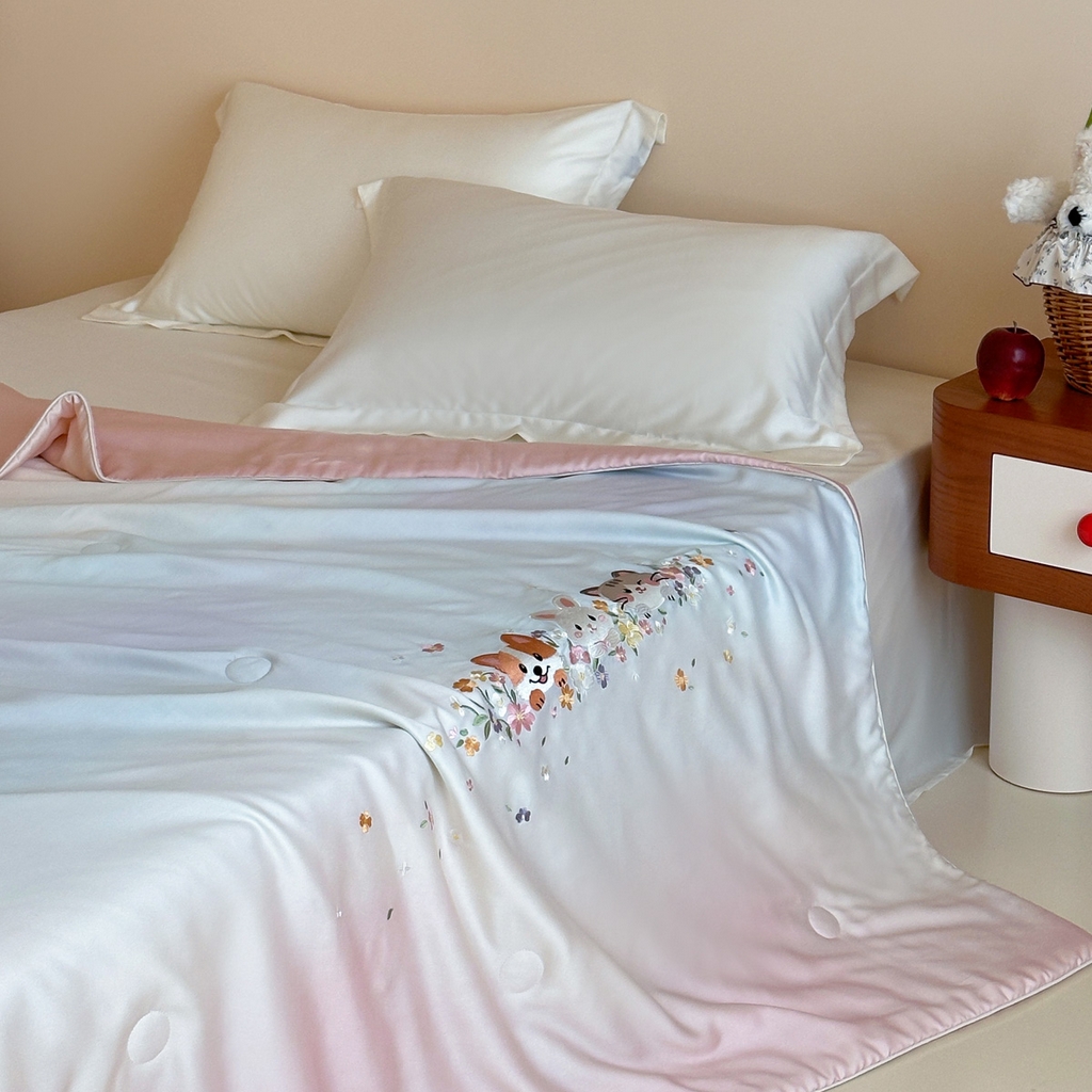 91家纺网 家纺一手货源 找家纺 （总）爱缦 2026新款60s兰精天丝数码印花绣花夏被空调被夏凉被