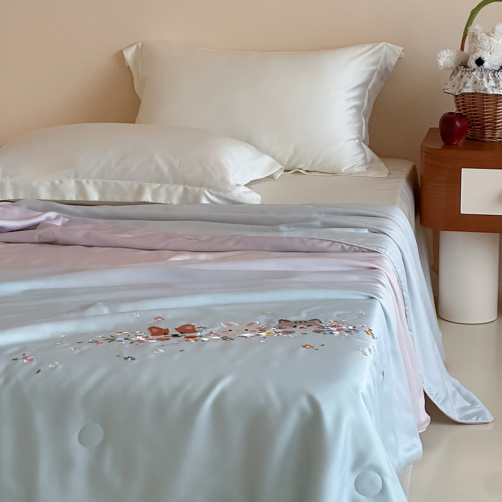 91家纺网 家纺一手货源 找家纺 爱缦 2026新款60s兰精天丝数码印花绣花夏被空调被夏凉被 萌物花园-蓝