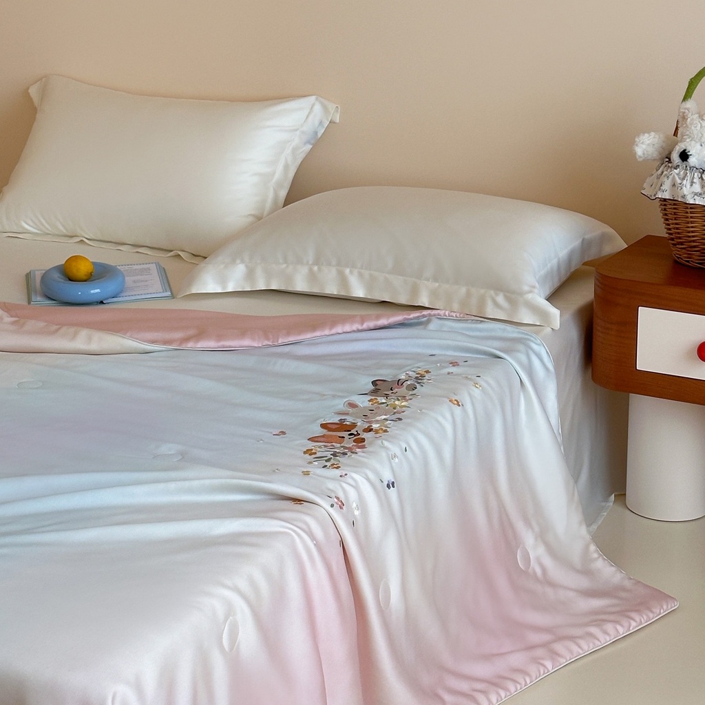 91家纺网 家纺一手货源 找家纺 爱缦 2026新款60s兰精天丝数码印花绣花夏被空调被夏凉被 萌物花园-粉