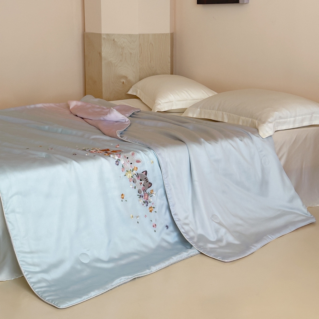 91家纺网 家纺一手货源 找家纺 爱缦 2026新款60s兰精天丝数码印花绣花夏被空调被夏凉被 萌物花园-蓝