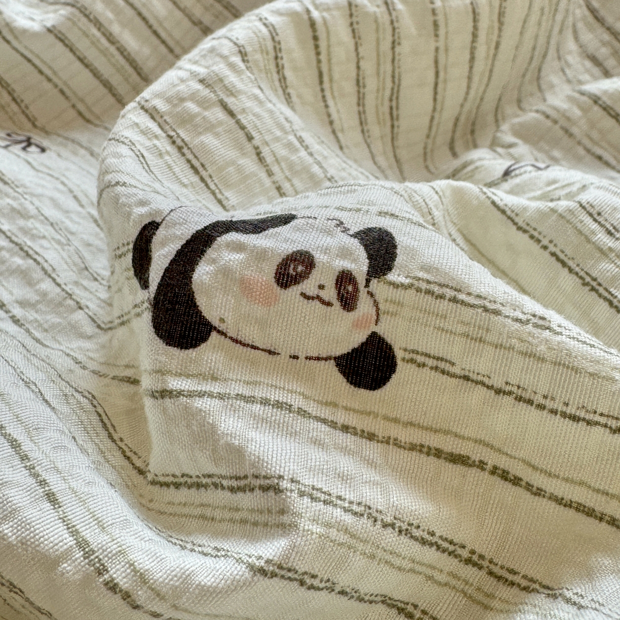 91家纺网 家纺一手货源 找家纺 慕澄家纺 2026新款泡芙棉贝壳边印花夏被四件套 夏被-青条熊猫梦