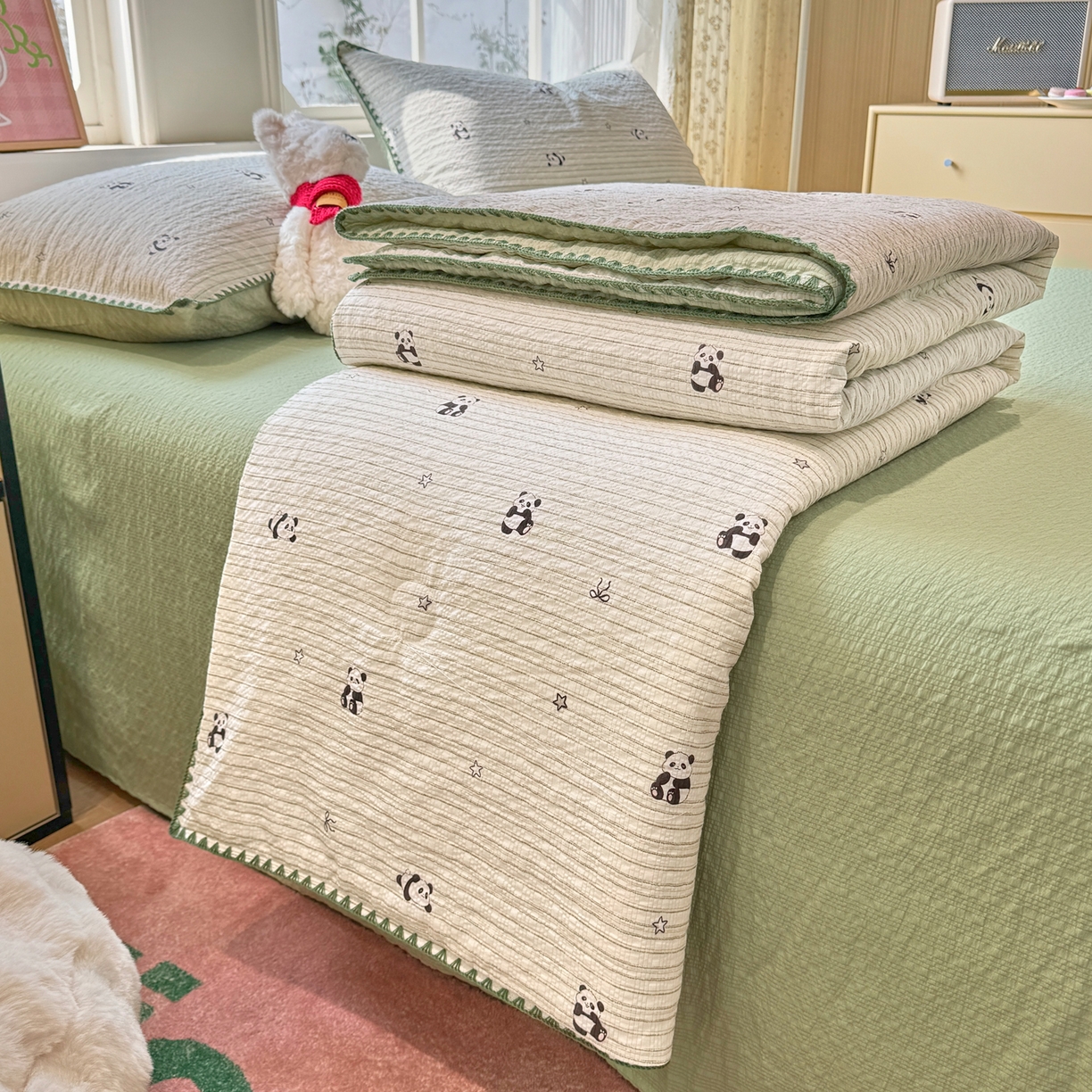 91家纺网 家纺一手货源 找家纺 慕澄家纺 2026新款泡芙棉贝壳边印花夏被四件套 夏被-青条熊猫梦