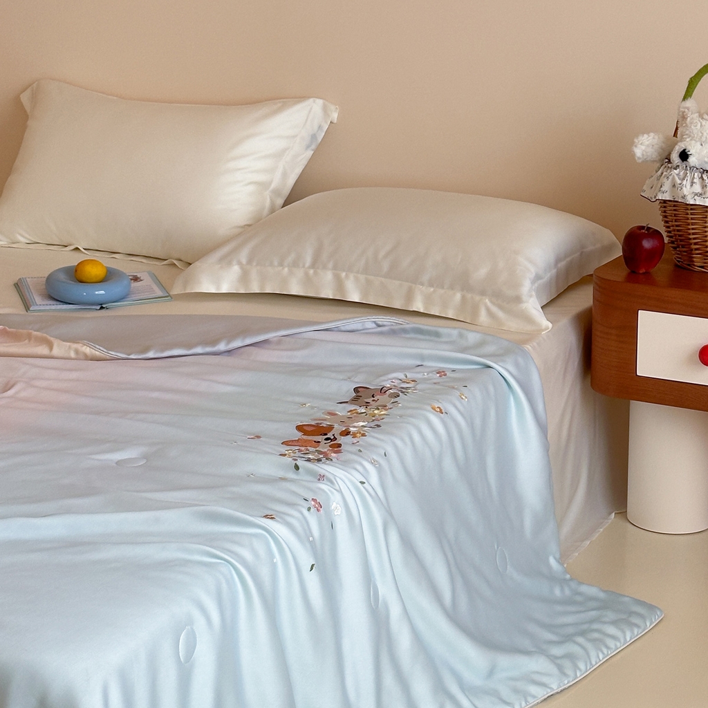 91家纺网 家纺一手货源 找家纺 爱缦 2026新款60s兰精天丝数码印花绣花夏被空调被夏凉被 萌物花园-蓝