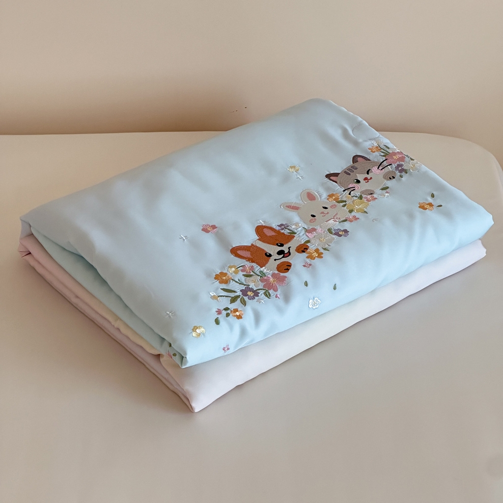 91家纺网 家纺一手货源 找家纺 爱缦 2026新款60s兰精天丝数码印花绣花夏被空调被夏凉被 萌物花园-蓝