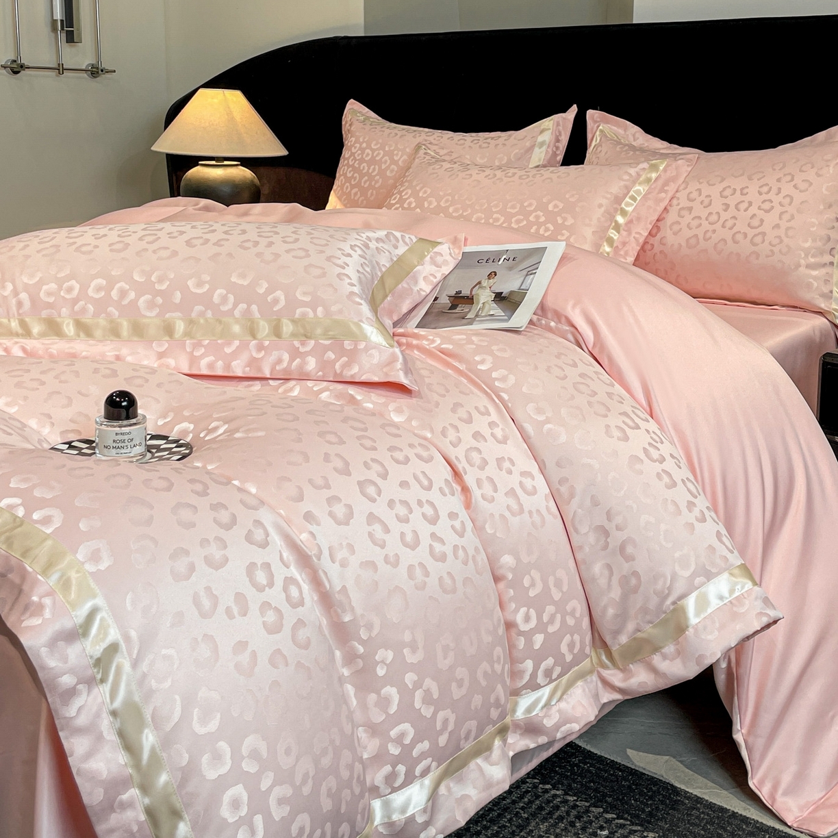 91家纺网 家纺一手货源 找家纺 （总）宇航家纺 2026春夏新款轻奢天丝提花宽边水洗真丝四件套—禧豹系列